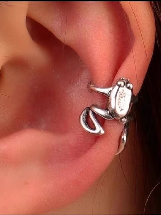 Jewelry - Silvertone Frog 🐸 Ear Cuff